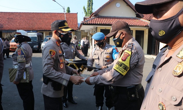 Sejumlah Personel Polres Cirebon Kota Polda Jabar yang Berprestasi Dapat Penghargaan