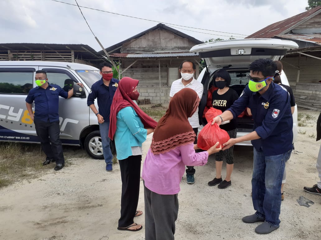 Giat Sosial, Cyber88 Riau Bersama FHSO Riau Bagikan Sembako Kepada Masyarakat Terdampak Covid19