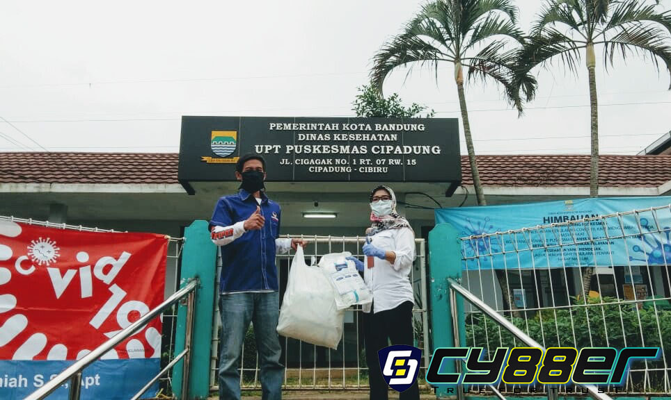 Peduli Covid-19, Anggota Cyber 88 Kota Bandung Berikan Bantuan APD Pada Puskesmas Cipadung