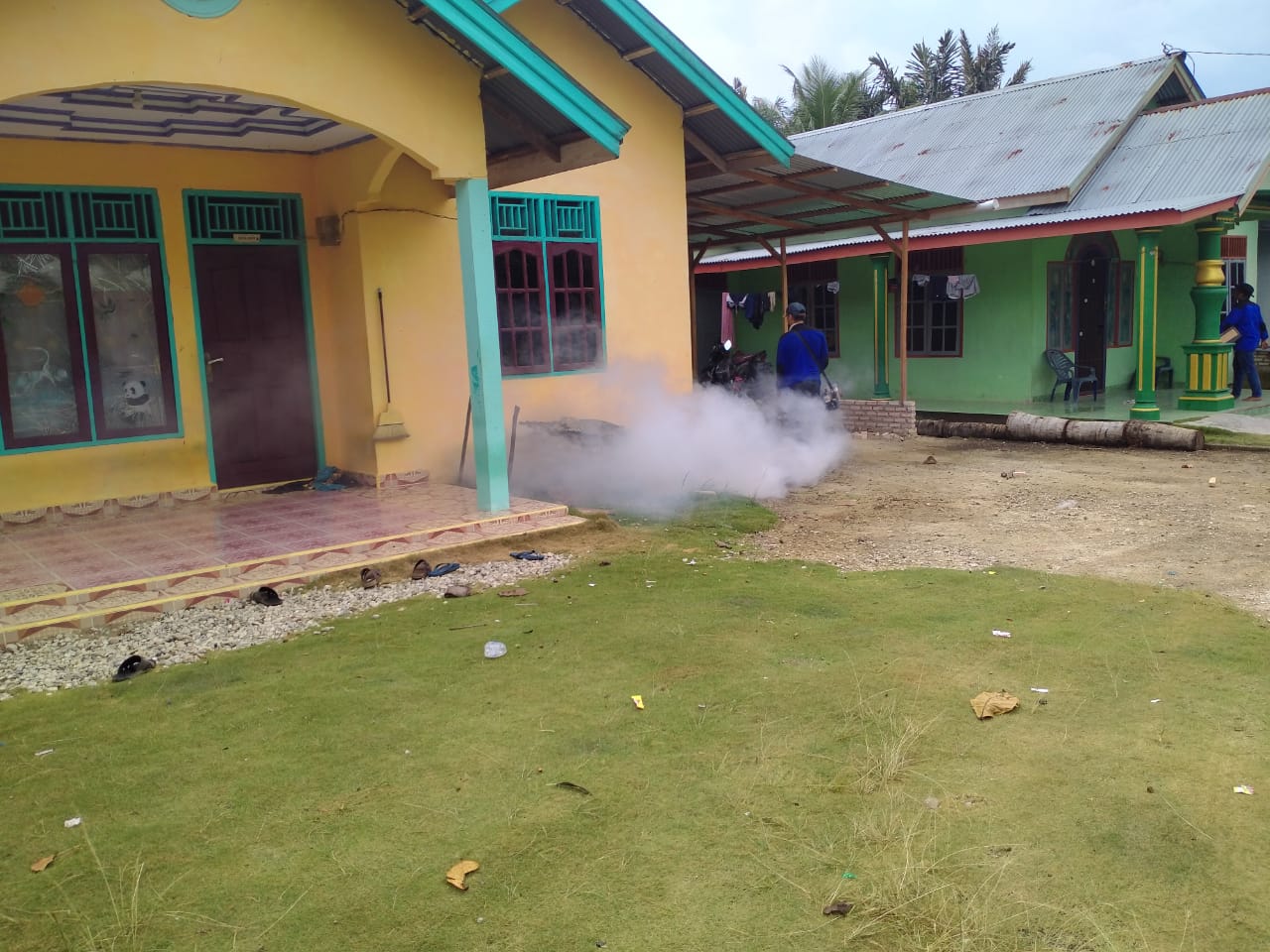 Cegah DBD, Team Relawan Fogging Indonesia Melakukan Pengasapan di Pemukiman Warga 
