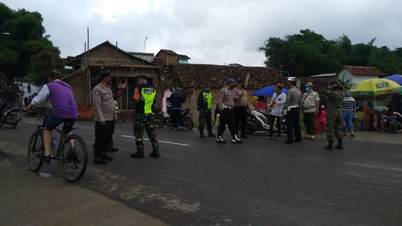 Dibantaran Sungai Cisangkuy Polsek Pameungpeuk Terapkan Prokes Melalui Operasi Yustisi