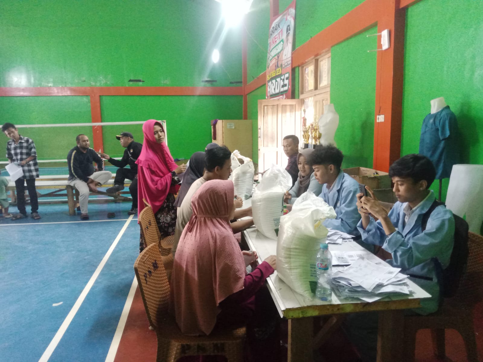 Pemdes Pasirmucang Salurkan Beras Bantuan Baparnas Kepada 949 KPM 
