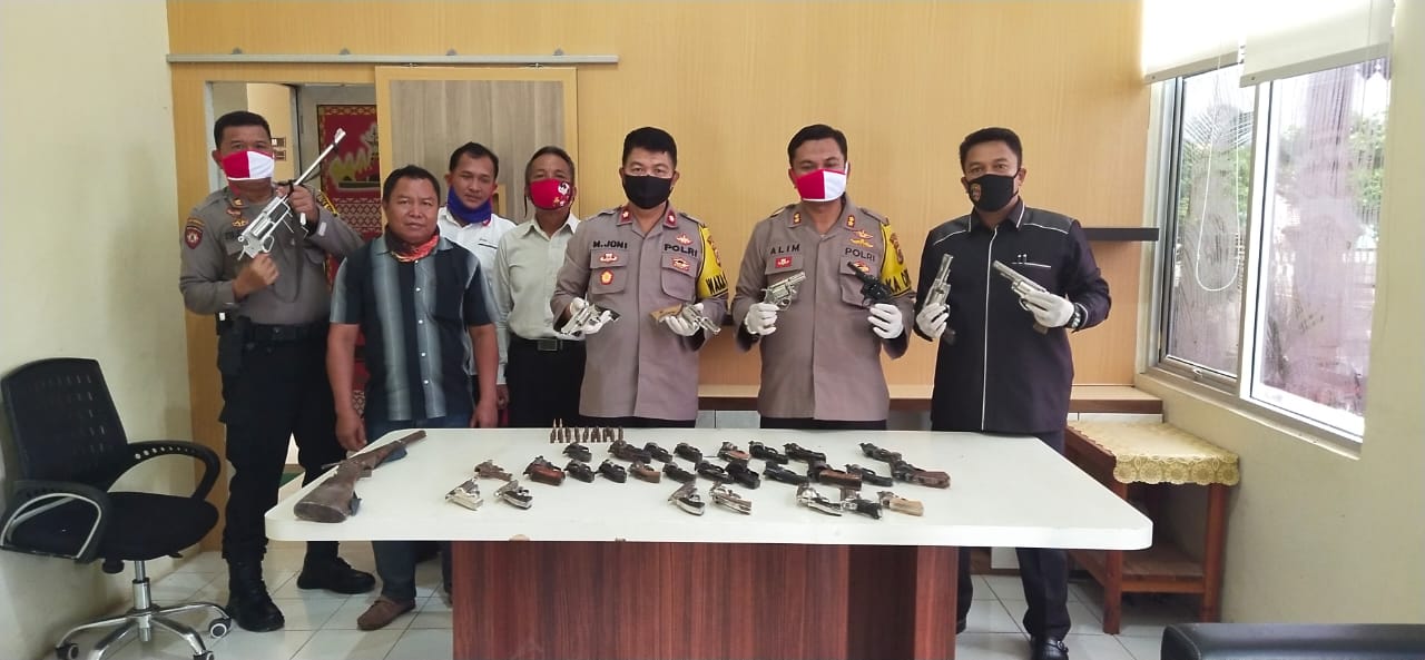 Polres Mesuji Menerima 35 Senjata Api Rakitan Dan 27 Amunisi Aktif Dari Masyarakat