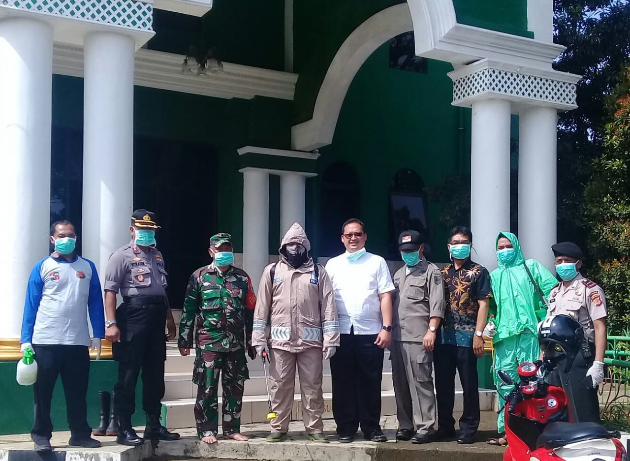 Koramil 2123 Cijeruk Melakukan Penyemprotan Disinfektan Untuk Perangi Covid-19