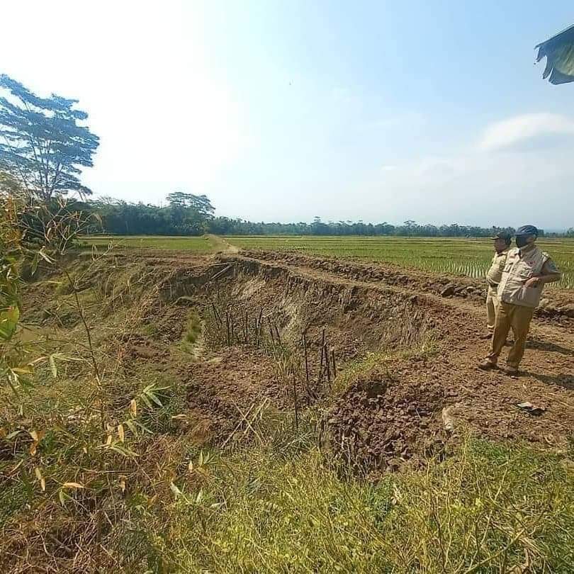 Tebing Sungai Klewing Kaligindang Banyumas Longsor