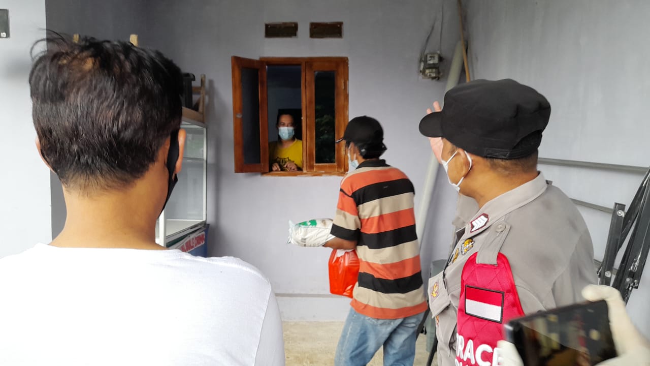 Bhabinkamtibmas Beri Dukungan Sembako Pada Warga yang Lakukan Isoman