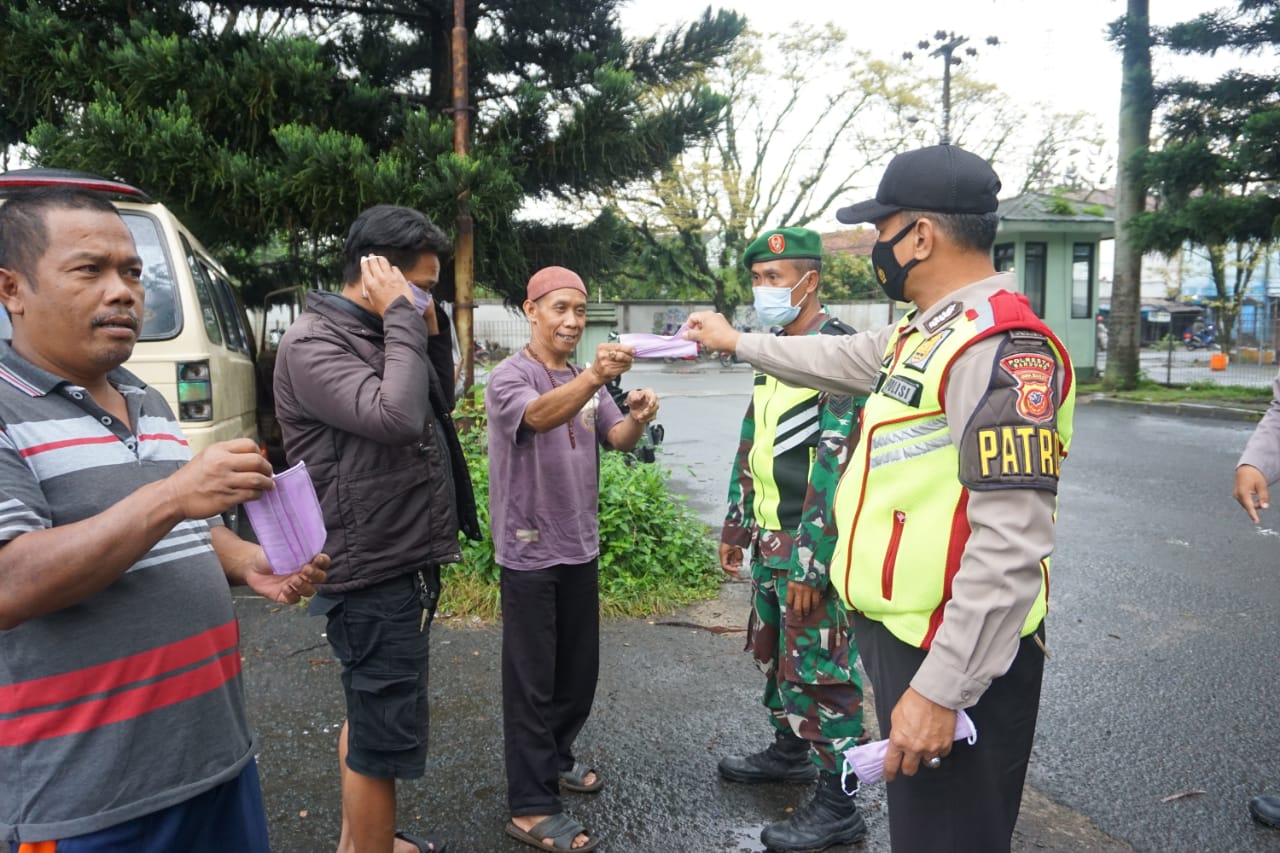 PPKM Tahap 2, Kembali Polsek Pameungpeuk Bagikan Masker dan Himbau Petingnya Prokes