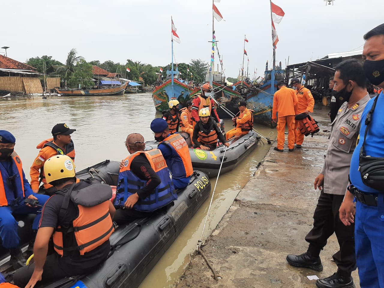Seorang Warga Tenggelam, Personel Polres Cirebon Kota Polda Jabar Langsung Turun Tangan