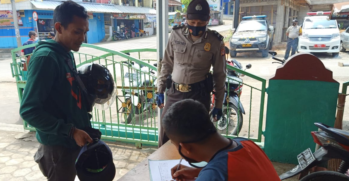Laksanakan Ops Yustisi, Forkopimcam Cimaragas Ciamis Himbau 3M dan Tindak Pelanggar Disiplin Protokol Kesehatan