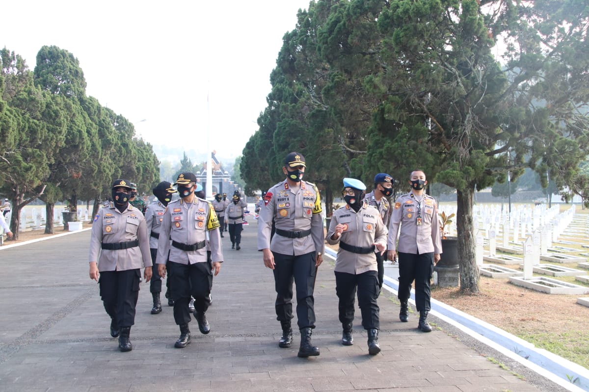 Peringati Hari Ulang Tahun Polwan ke-72 Kapolda Jabar Pimpin Upacara Ziarah