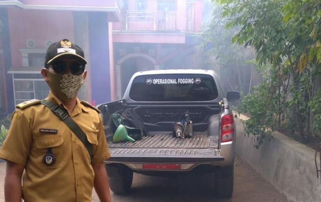Diserang DBD, Kades Padasuka dan Dinkes Lakukan Pengasapan