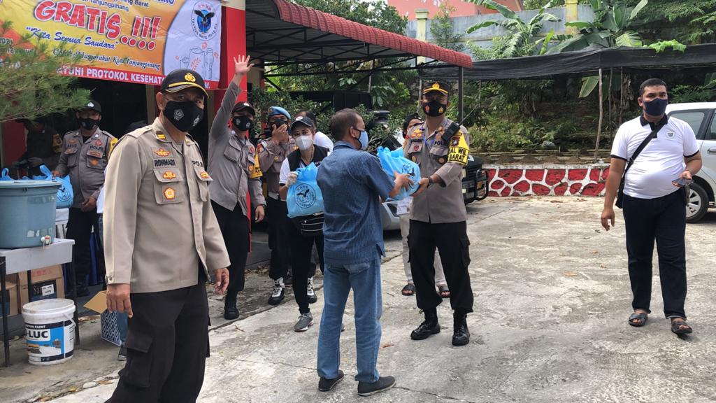 Polsek Tanjungpinang Barat dan Yayasan Heng Heng Sia Salurkan 300 Paket Sembako Kepada Masyarakat di Tanjungpinang Barat 