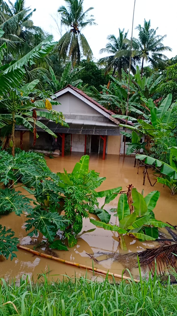 Polsek Padaherang Meninjau Lokasi Daerah Banjir. 