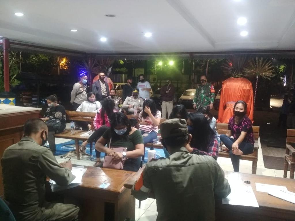 Petugas Gabungan Kebon Jeruk Jakarta Barat Bubarkan Tempat Hiburan Malam, Belasan Wanita Diamankan
