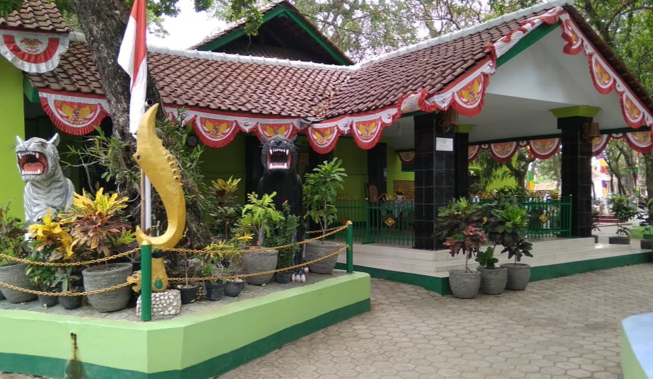 Buyut Nyimas Ratu Ayu Kawunganten Desa Kedokan Bunder di Perbaiki Dari Uang Pribadi