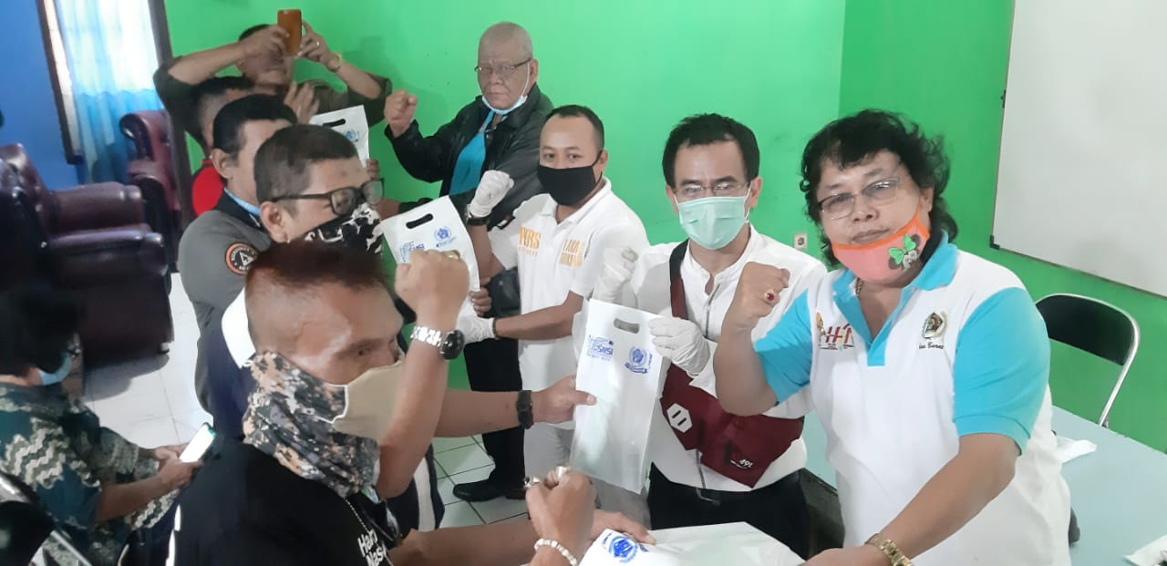SMSI dan PWI Bekasi Raya Bagikan APD Wartawan