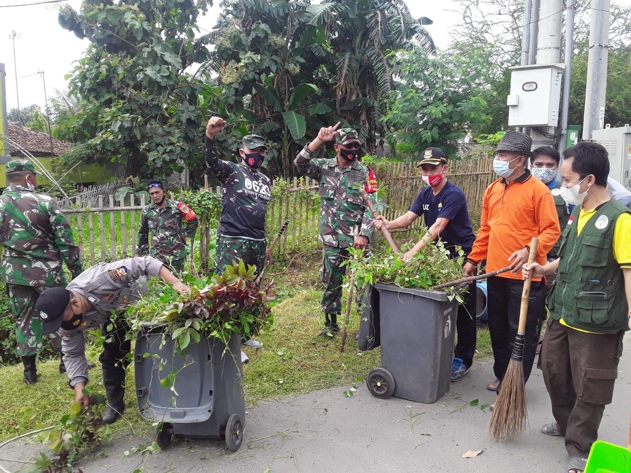 Demi Menjaga Kebersihan Kelurahan Karang Asem Bersama Koramil 2301/Cilegon Lakukan Kegiatan Jum,at Bersih