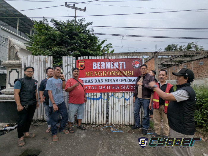 Cegah Korban Miras, Sat Res Narkoba Polres Purwakarta Pasang Spanduk Imbauan