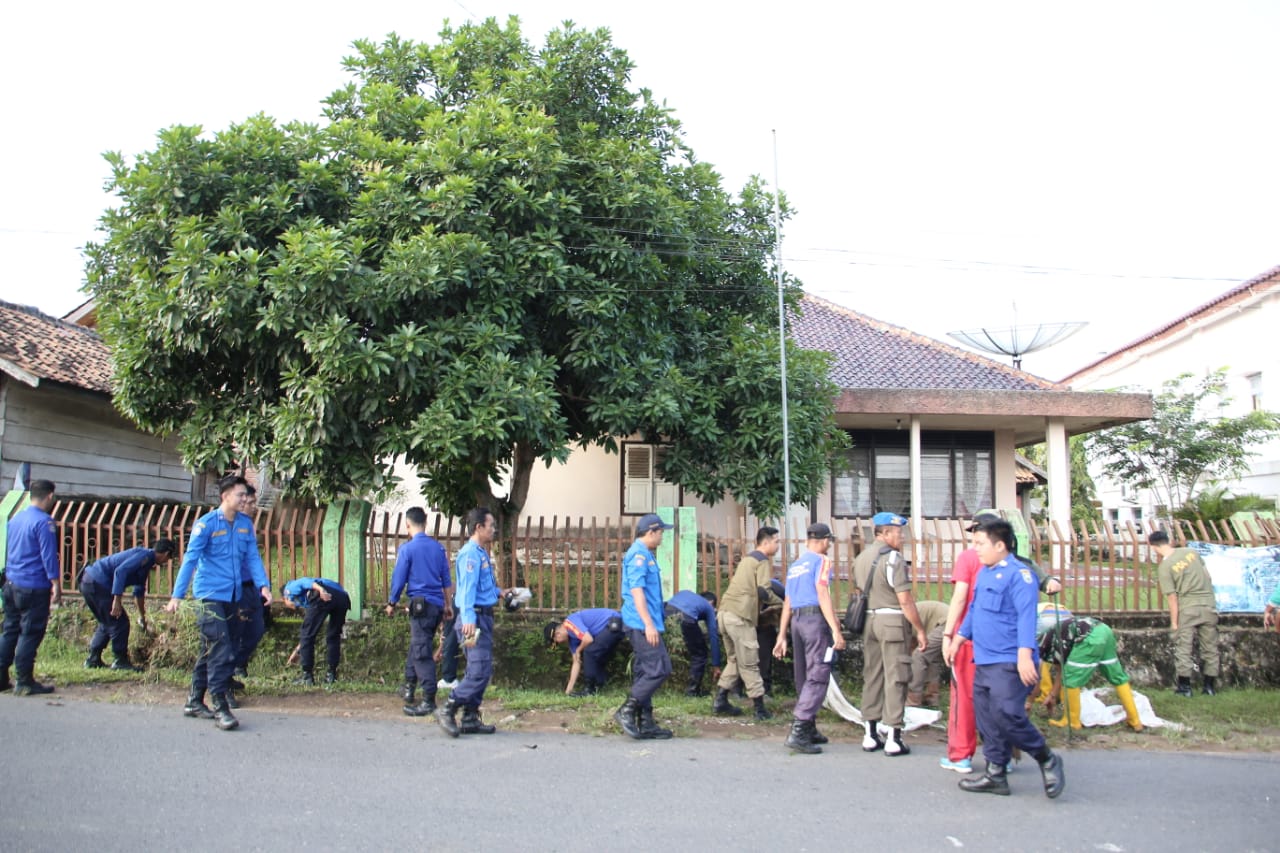 Bupati OKU terjun langsung memimpin Gerakan Jumat Bersih