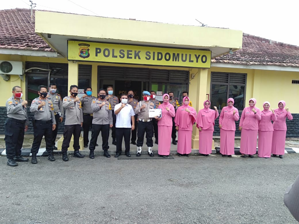 Bripka Masruri Rahman dan Istri Terima Piagam Penghargaan Pimred Lampung Pro.Com
