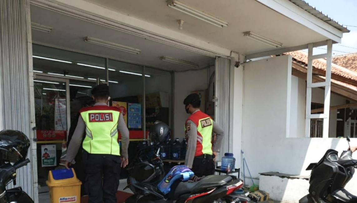 Sat Sabhara Polres Majalengka Polda Jabar Sambangi Apotik Pantau Stok Masker dan Hand Sanitizer