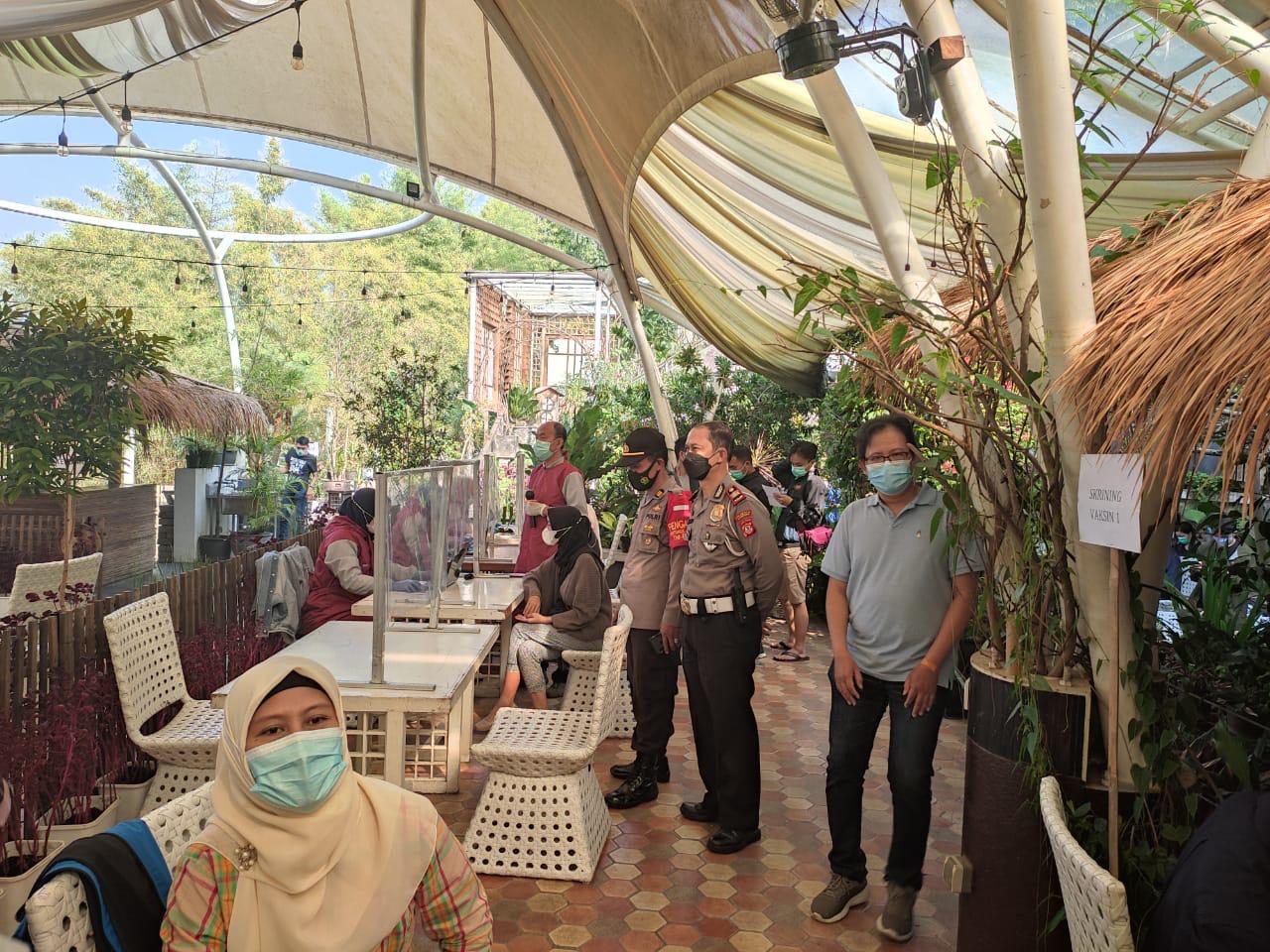 Polsek Cimenyan Monitoring Vaksin di Cafe Cocorio