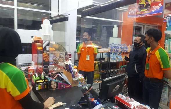 Sambangi Karyawan Minimarket, Binmas Polresta Bandung Sampaikan Pesan Kamtibmas dan Tekankan Prokes