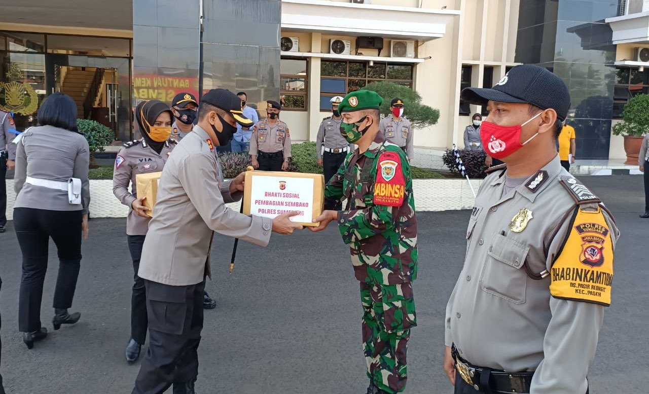 Polres Sumedang Bagikan 255 Paket Sembako Bagi Warga Terdampak Covid-19 Diwilayah Hukum Polres Sumedang
