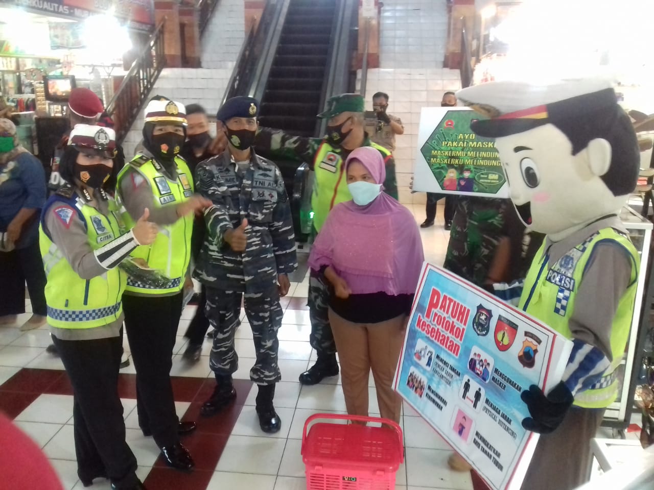 Boneka Sipolin Hadir Dalam Giat Operasi Yustisi Bagikan Masker