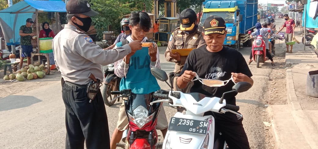Hari Kedua Jelang PSBB, Polsek Trisi Tingkatkan Imbauan Pada Warga Dengan Cara War War