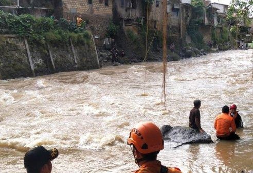 Bocah yang Hanyut di Sungai Ciliwung Ditemukan