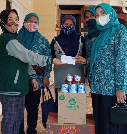 Ketua PKK Desa Wates Jaya Berikan Bingkisan Pada Kader Posyandu
