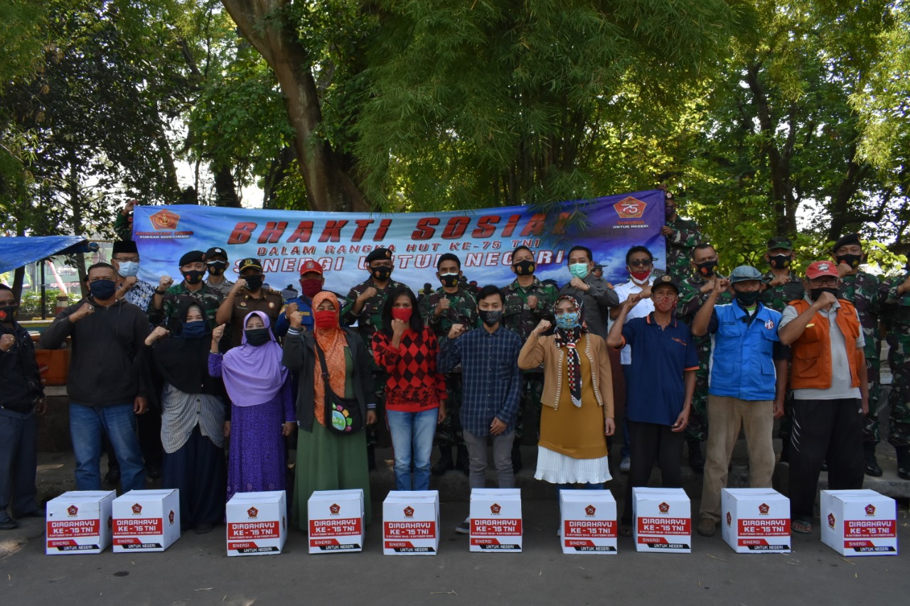 Kaskogartab II/Bandung Resmikan Musholla dan Bagikan Paket Sembako