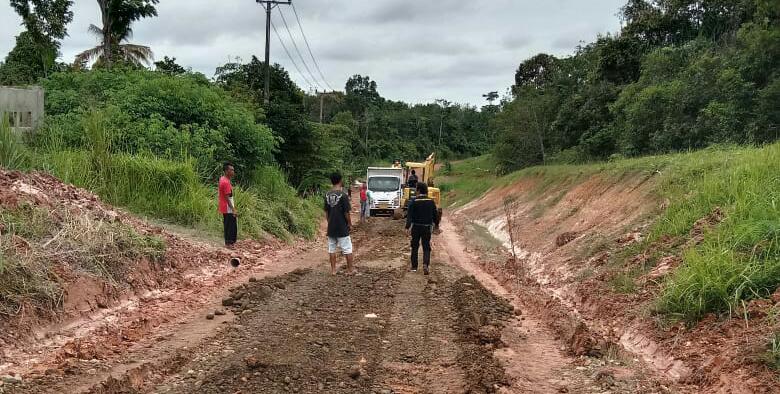 Ketua Kepemudaan Organisasi Bravo5  Bersama Ketua Golkar dan Pertamina Perbaiki Jalan Nigata di Prabumulih Timur