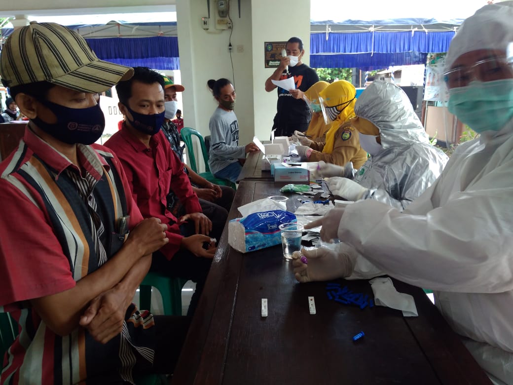 Petugas KPPS Mekargading Lakukan Rapid Test 