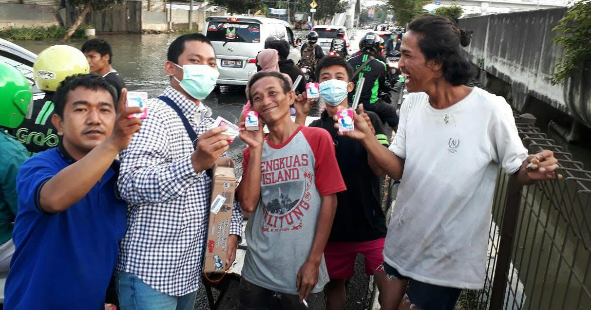 Jelang Hari Gizi Nasional, Munthe Care Gelar Pembagian Susu Gratis Bagi Warga Jakarta Barat