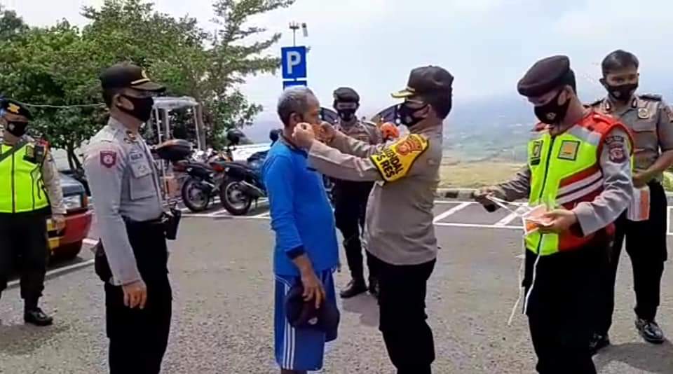 Kabag Ops Polres Majalengka : Ayo Pakai Masker Guna Cegah Penyebaran Covid-19 di Lokasi Paralayang