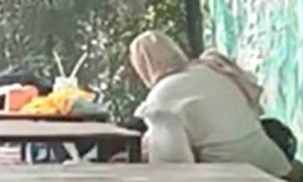 Heboh!! Sepasang Remaja Mesum di Sebuah Café di Rekam Penginjung Lainya