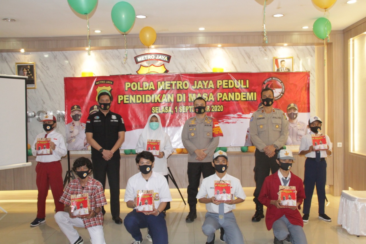 Polda Metro Jaya Bagikan 100 Modem Internet Gratis Kepada Siswa-Siswi Di Gedung Mapolrestro Jakarta Barat