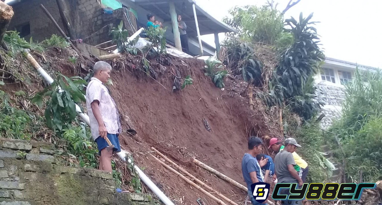 Rumah Warga Desa Pasirjaya Nyaris Kebawa Longsor