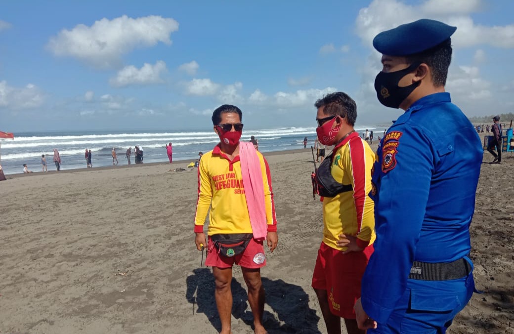 Satpolair Polres Ciamis Polda Jabar Beri Himbauan 3M dan Disiplin Protokol Kesehatan di Objek Wisata Pantai Pangandaran