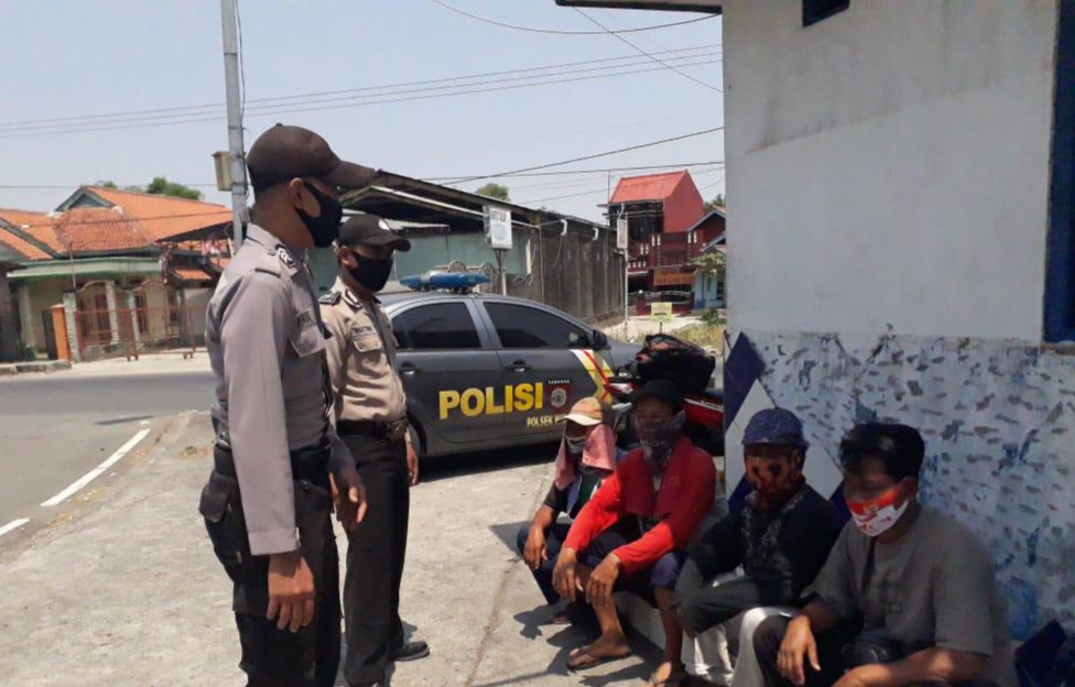 Kapolsek Widasari Pimpin Pengawasan Protokol Kesehatan di Fase AKB