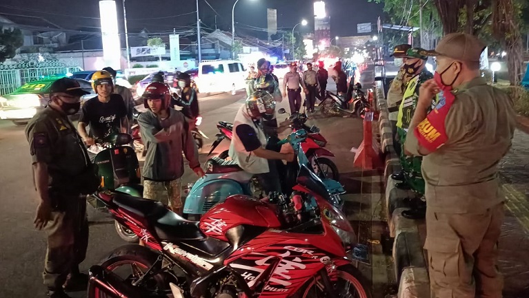 Petugas Gabungan di Cirebon Kota, Dengan Humanis Himbau Warga Untuk Membubarkan Diri dari Kerumunan