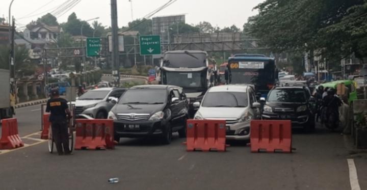 Arus Kendaraan Arah Puncak Berlakukan Sistem One Way dan Tetap Melaksanakan Protkes Covid-19 Bagi Pengendara