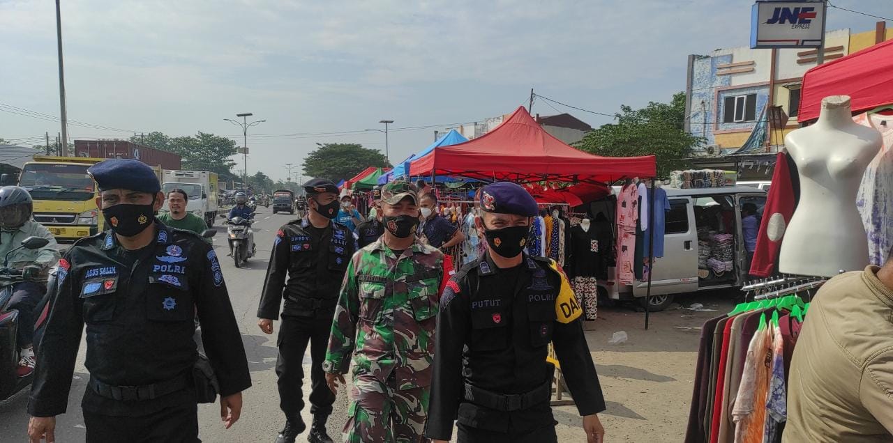 Bersama TNI, Sat Brimob Polda Jabar Himbau Prokes di Pasar Tegal