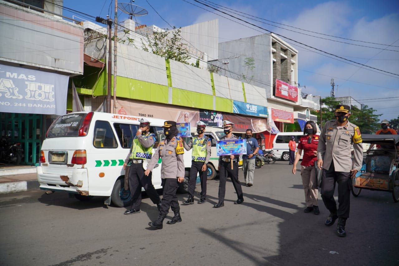 Di Hari Ketiga Ramadhan, Kapolres Banjar Bersama Jajaran Bagikan Masker, Buku Bergambar dan Sembako 