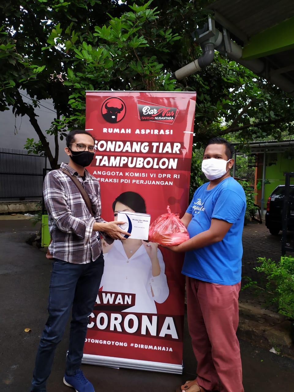 Peduli Kemanusian. Komisi VI DPR RI Sondang Tiar Tampubolon, Laksankan Gotong Royong dan Bagikan Sembako dan Masker kepada Warga RW.02 Jakarta Timur