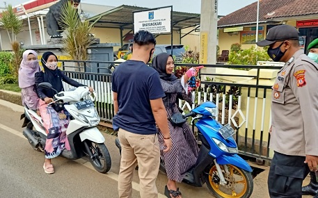Polresta Bandung Polda Jabar Berikan Masker dan Ingatkan Prokes 5M dalam PPKM tahap V
