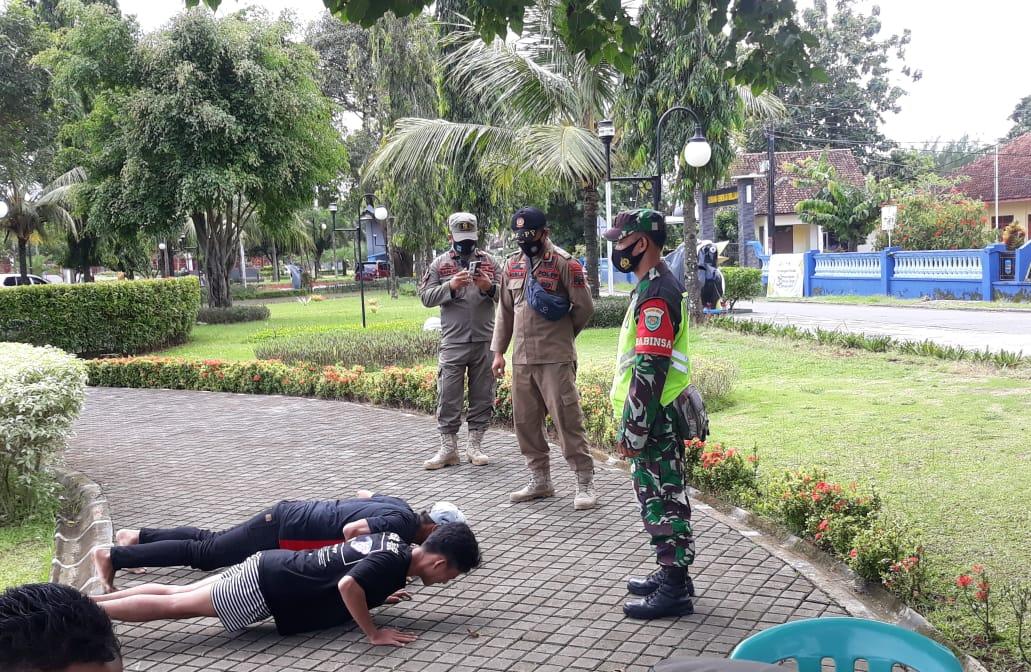 Polres Ciamis Polda Jabar Bersama Tim Gabungan Berikan Sanksi Pada Pelanggar Prokes di Pantai Pangandaran