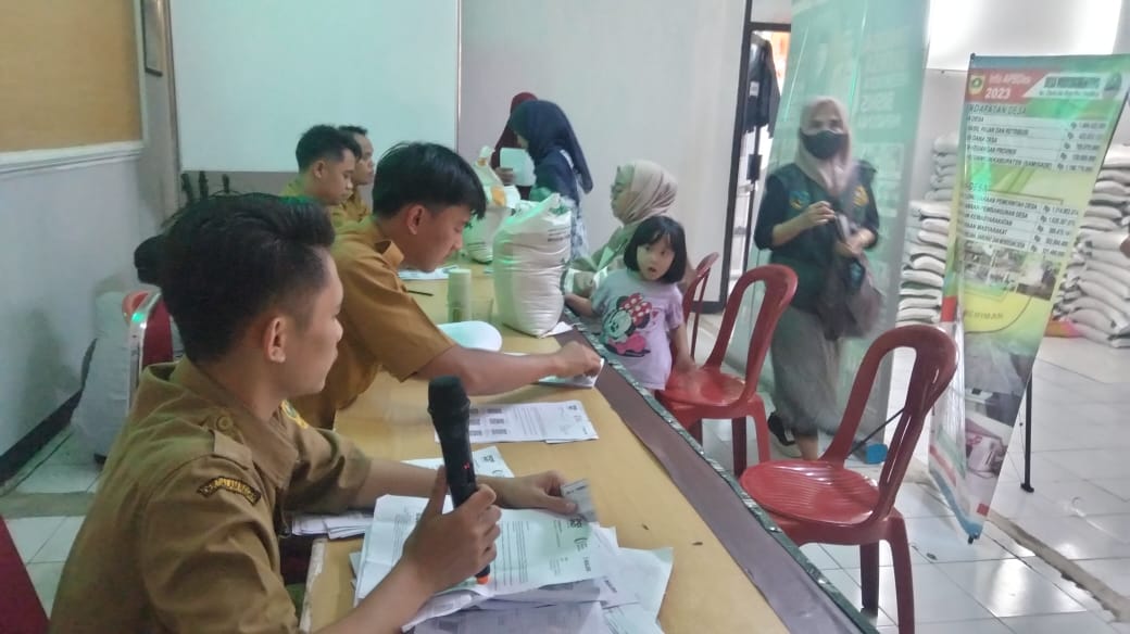 Pemerintah Desa Warung Menteng Salurkan Bantuan Bapanas kepada 961 Keluarga Penerima Manfaat.
